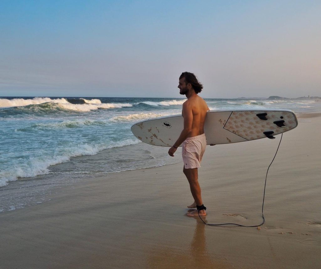 Adam jde se surfem do vody, Broadbeach, Gold Coast, 2019