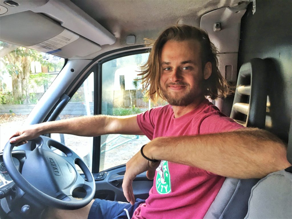 Adam v dodávce za volantem, Gold Coast, 2019