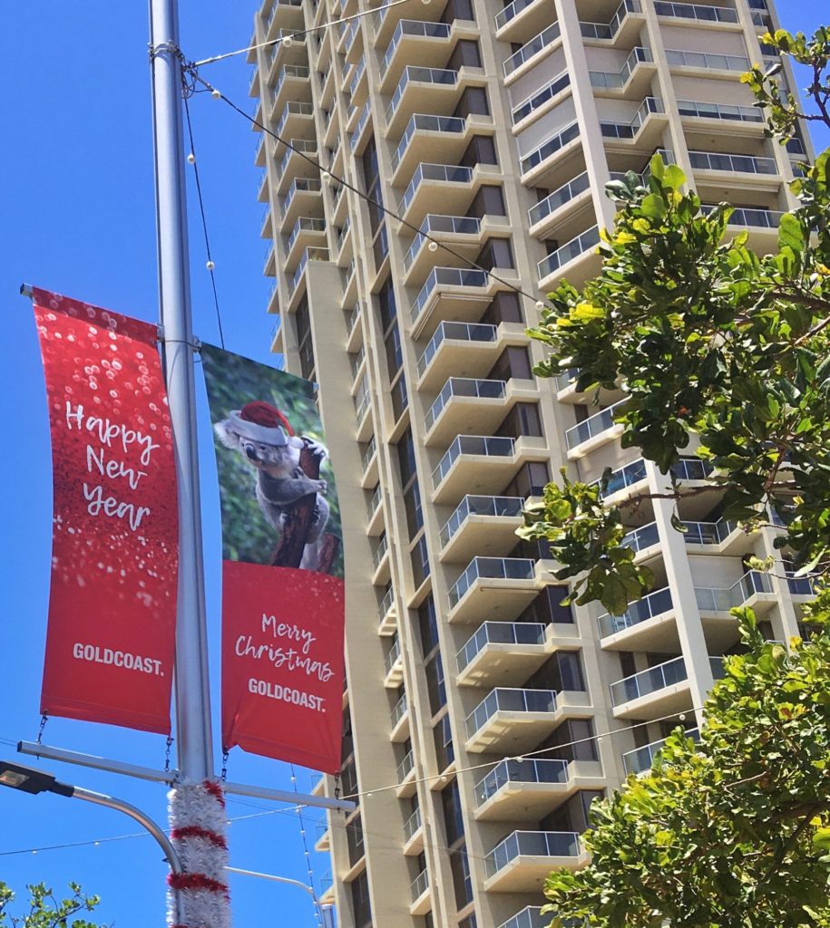 Pouliční výzdoba - koala v čepečku. Gold Coast, 2019