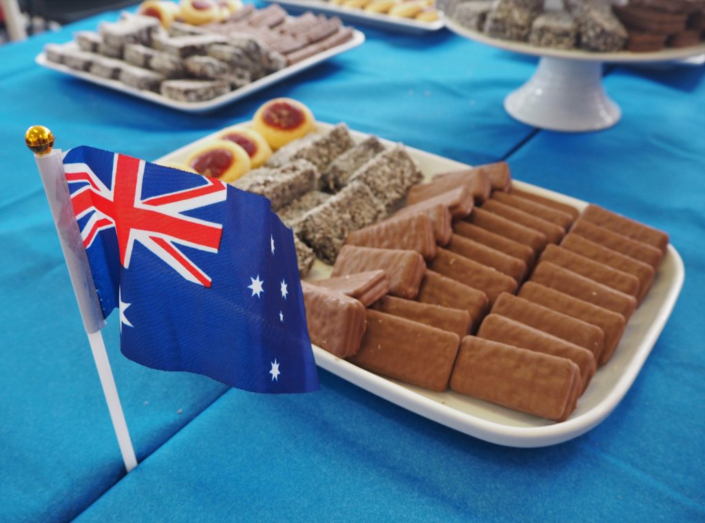 Ochutnávka australských svačinek na Australia Day: jam drops, dortík lamington a TimTam, BROWNS English Language School, Gold Coast, 2020.