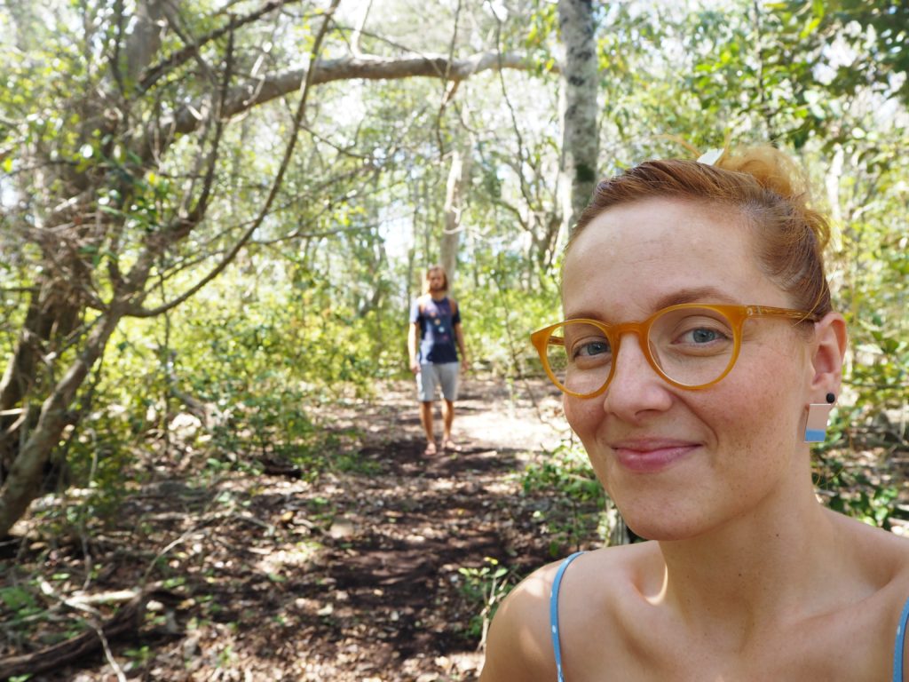 Lenka a Adam v pralese,  Národní park Burleigh Head, 2020.