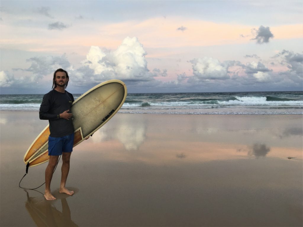 Adam se surfem při západu Slunce, Broadbeach, Gold Coast, 2020