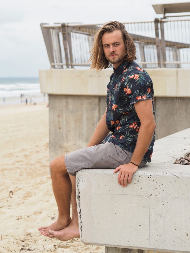Portrétní focení Adama na pláži v košili Connor, Surfers Paradise, Gold Coast, 2020.